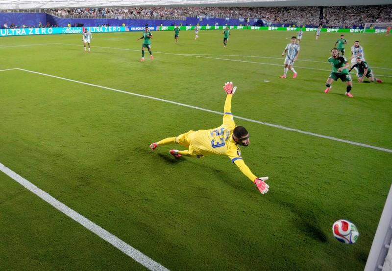Lionel Messi merayakan gol pertama Argentina bersama Alexis Mac Allister, Lautaro Mart&iacute;nez, Thiago Almada, dan Enzo Fern&aacute;ndez dalam pertandingan Grup J Piala Dunia FIFA 2026 antara Argentina dan Aljazair di Kansas City Stadium, Kansas City, Missouri, Amerika Serikat, Selasa (16/6/2026). (IMAGN IMAGES via Reuters/Jay Biggerstaff)