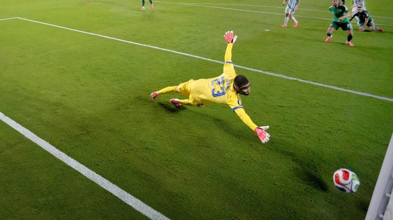Lionel Messi mencetak gol ketiganya yang melengkapi hat-trick untuk Argentina dalam pertandingan Grup J Piala Dunia FIFA 2026 antara Argentina dan Aljazair di Kansas City Stadium, Kansas City, Missouri, Amerika Serikat, Selasa (16/6/2026).