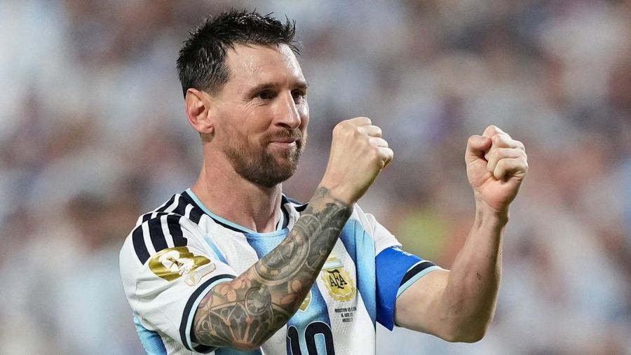 Lionel Messi merayakan gol ketiganya yang melengkapi hat-trick untuk Argentina dalam pertandingan Grup J Piala Dunia FIFA 2026 antara Argentina dan Aljazair di Kansas City Stadium, Kansas City, Missouri, Amerika Serikat, Selasa (16/6/2026).