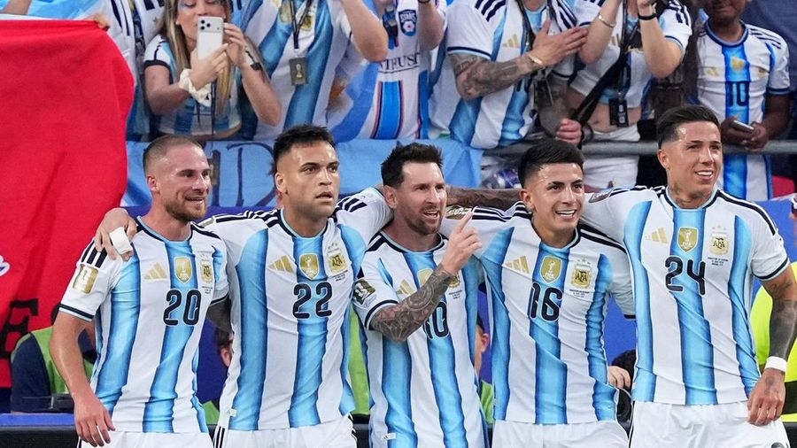 Lionel Messi merayakan gol pertama Argentina bersama Alexis Mac Allister, Lautaro Martínez, Thiago Almada, dan Enzo Fernández dalam pertandingan Grup J Piala Dunia FIFA 2026 antara Argentina dan Aljazair di Kansas City Stadium, Kansas City, Missour