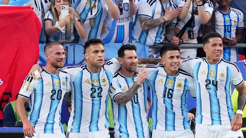 Lionel Messi merayakan gol pertama Argentina bersama Alexis Mac Allister, Lautaro Martínez, Thiago Almada, dan Enzo Fernández dalam pertandingan Grup J Piala Dunia FIFA 2026 antara Argentina dan Aljazair di Kansas City Stadium, Kansas City, Missour