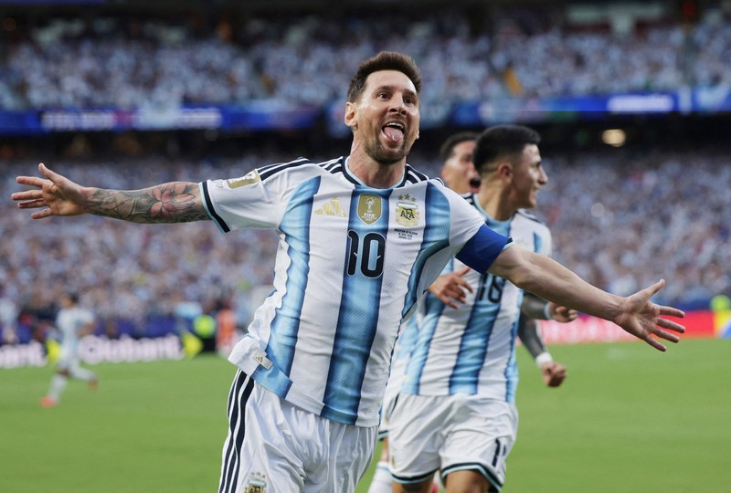 Lionel Messi merayakan gol pertama Argentina bersama Alexis Mac Allister, Lautaro Mart&iacute;nez, Thiago Almada, dan Enzo Fern&aacute;ndez dalam pertandingan Grup J Piala Dunia FIFA 2026 antara Argentina dan Aljazair di Kansas City Stadium, Kansas City, Missouri, Amerika Serikat, Selasa (16/6/2026). (IMAGN IMAGES via Reuters/Jay Biggerstaff)