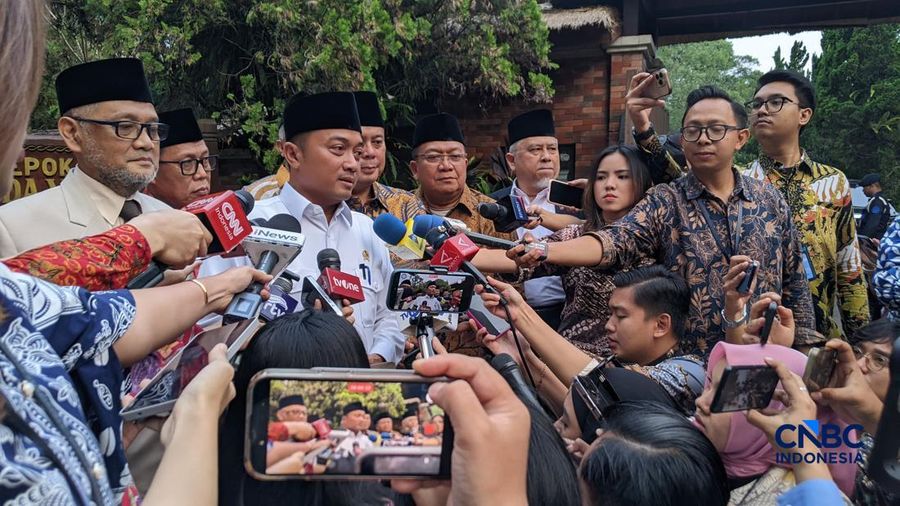 Menteri Sekretaris Negara Prasetyo Hadi membeberkan isi rapat Presiden Prabowo Subianto terkait evaluasi penyelenggaraan ibadah haji tahun 2026, di kediamannya di Hambalang, Rabu (17/6/2026). (CNBC Indonesia/Emir Yanwardhana)