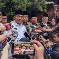Menteri Sekretaris Negara Prasetyo Hadi membeberkan isi rapat Presiden Prabowo Subianto terkait evaluasi penyelenggaraan ibadah haji tahun 2026, di kediamannya di Hambalang, Rabu (17/6/2026). (CNBC Indonesia/Emir Yanwardhana)