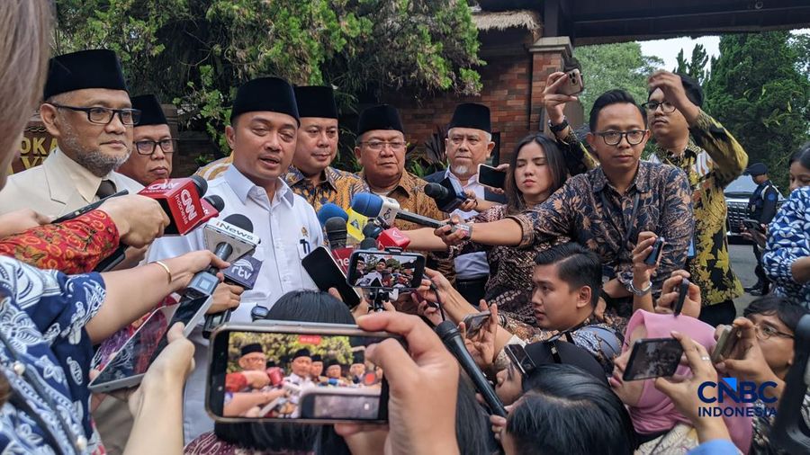 Menteri Sekretaris Negara Prasetyo Hadi membeberkan isi rapat Presiden Prabowo Subianto terkait evaluasi penyelenggaraan ibadah haji tahun 2026, di kediamannya di Hambalang, Rabu (17/6/2026). (CNBC Indonesia/Emir Yanwardhana)