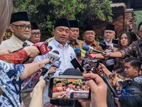 Menteri Sekretaris Negara Prasetyo Hadi membeberkan isi rapat Presiden Prabowo Subianto terkait evaluasi penyelenggaraan ibadah haji tahun 2026, di kediamannya di Hambalang, Rabu (17/6/2026). (CNBC Indonesia/Emir Yanwardhana)
