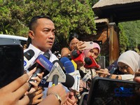 Menteri Sekretaris Negara Prasetyo Hadi, di depan gerbang Padepokan Garuda Yaksa, Rabu (17/6/2026). (CNBC Indonesia/Emir Yanwardhana)