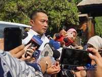 Menteri Sekretaris Negara Prasetyo Hadi, di depan gerbang Padepokan Garuda Yaksa, Rabu (17/6/2026). (CNBC Indonesia/Emir Yanwardhana)