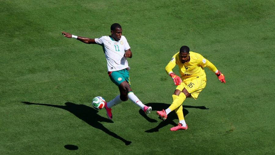 Mike Maignan berduel dengan Nicolas Jackson dalam pertandingan Grup I Piala Dunia FIFA 2026 antara Prancis dan Senegal di New York/New Jersey Stadium, East Rutherford, New Jersey, Amerika Serikat, Selasa (16/6/2026).