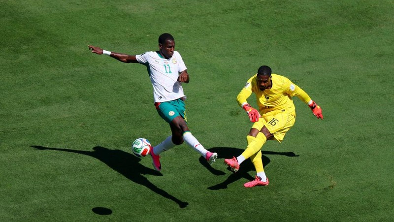 Mike Maignan berduel dengan Nicolas Jackson dalam pertandingan Grup I Piala Dunia FIFA 2026 antara Prancis dan Senegal di New York/New Jersey Stadium, East Rutherford, New Jersey, Amerika Serikat, Selasa (16/6/2026).