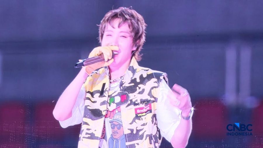Personil BTS J-Hope nampak mengenakan rompi Pertamina Enduro VR46 dalam konser ARIRANG di Busan, Korea Selatan, Selasa (16/6/2026). (CNBC Indonesia/Fergi Nadira)