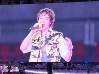 Personil BTS J-Hope nampak mengenakan rompi Pertamina Enduro VR46 dalam konser ARIRANG di Busan, Korea Selatan, Selasa (16/6/2026). (CNBC Indonesia/Fergi Nadira)