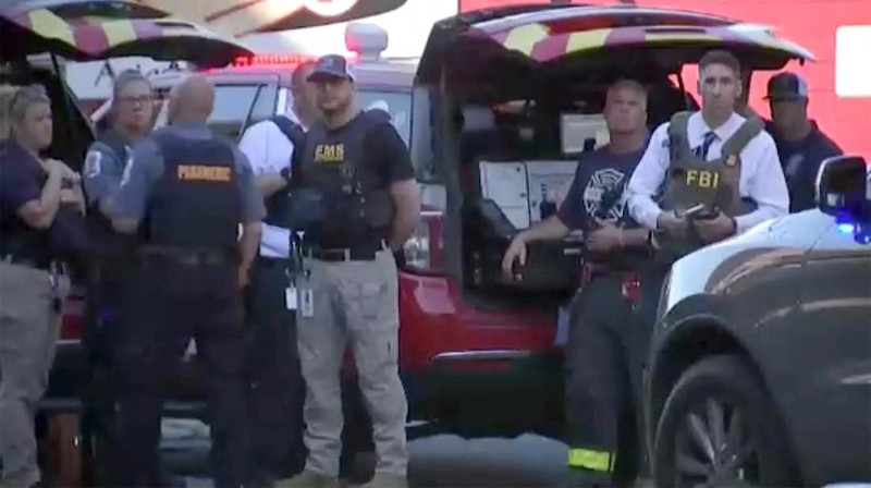 Petugas penegak hukum berjaga di dekat pintu masuk Rumah Sakit Wilmington setelah terjadi penembakan, di Wilmington, Delaware, AS, 16 Juni 2026, dalam gambar diam dari video.