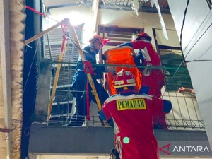Damkar Evakuasi Jenazah Berbobot 120 Kg dari Rumah Lantai 2 di Jaktim