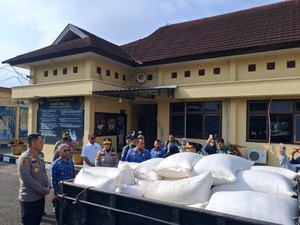Polda Sumsel Kawal Distribusi 2 Ton Jagung Hasil Panen Kelompok Tani ke Bulog