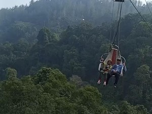 Waduh! Viral Wahana Keranjang Sultan Tabrakan di Atas Langit