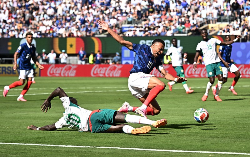 Kylian Mbapp&eacute;, Mike Maignan, William Saliba, dan D&eacute;sir&eacute; Dou&eacute; bersiap sebelum pertandingan Grup I Piala Dunia FIFA 2026 antara Prancis dan Senegal di New York/New Jersey Stadium, East Rutherford, New Jersey, Amerika Serikat, Selasa (16/6/2026). (REUTERS/John Sibley)