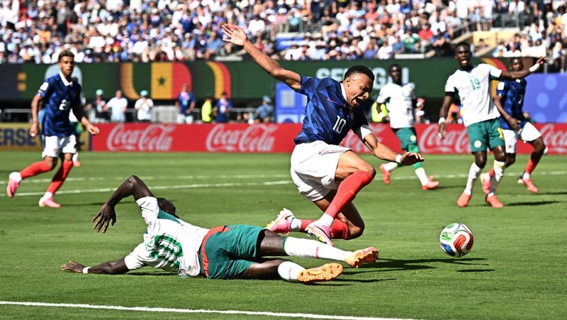 Sadio Mané melakukan pelanggaran terhadap Kylian Mbappé di area penalti yang memicu tinjauan VAR dalam pertandingan Grup I Piala Dunia FIFA 2026 antara Prancis dan Senegal di New York/New Jersey Stadium, East Rutherford, New Jersey, Amerika Serikat, Selasa (16/6/2026).