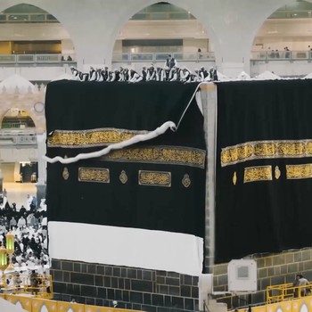 Sejumlah petugas mengganti Kiswah, kain sutra hitam yang menyelimuti Ka'bah di Masjidil Haram, Makkah, Arab Saudi, Senin (15/6/2026) malam waktu setempat, bertepatan dengan pergantian tahun Hijriah. (Tangkapan Layar Video Reuters/SAUDI PRESS AGENCY)