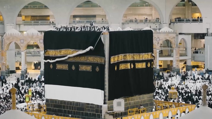 Sejumlah petugas mengganti Kiswah, kain sutra hitam yang menyelimuti Ka'bah di Masjidil Haram, Makkah, Arab Saudi, Senin (15/6/2026) malam waktu setempat, bertepatan dengan pergantian tahun Hijriah. (Tangkapan Layar Video Reuters/SAUDI PRESS AGENCY)