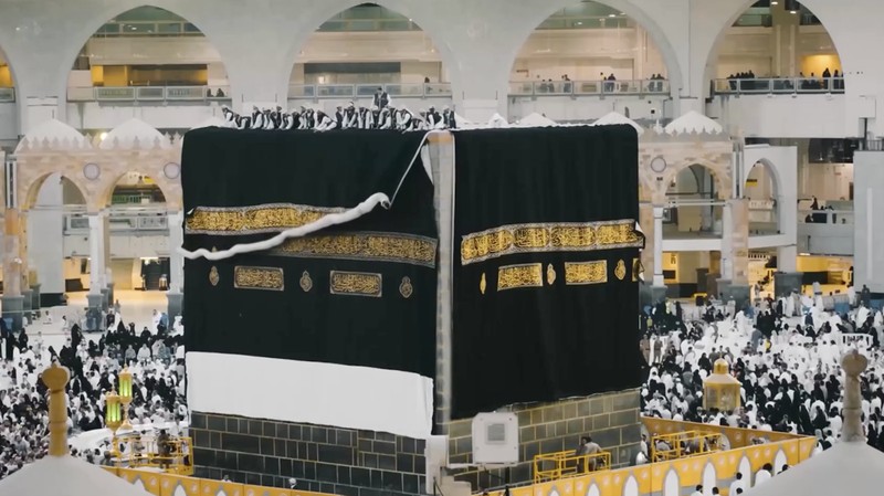 Sejumlah petugas mengganti Kiswah, kain sutra hitam yang menyelimuti Ka'bah di Masjidil Haram, Makkah, Arab Saudi, Senin (15/6/2026) malam waktu setempat, bertepatan dengan pergantian tahun Hijriah. (Tangkapan Layar Video Reuters/SAUDI PRESS AGENCY)