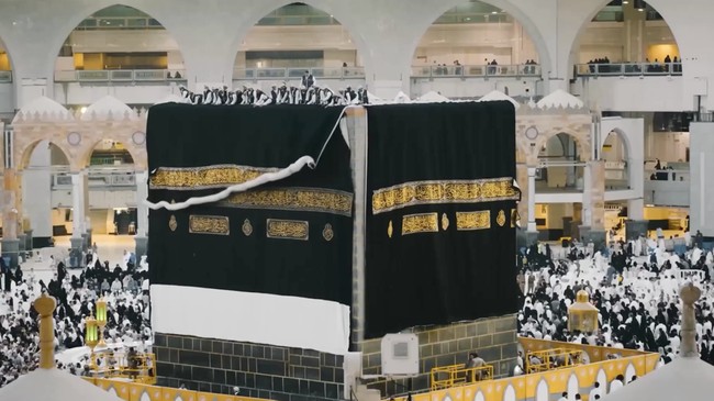 Detik-Detik Penggantian Kiswah Ka'bah Sambut 1448 Hijriah