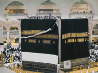 Sejumlah petugas mengganti Kiswah, kain sutra hitam yang menyelimuti Ka'bah di Masjidil Haram, Makkah, Arab Saudi, Senin (15/6/2026) malam waktu setempat, bertepatan dengan pergantian tahun Hijriah. (Tangkapan Layar Video Reuters/SAUDI PRESS AGENCY)
