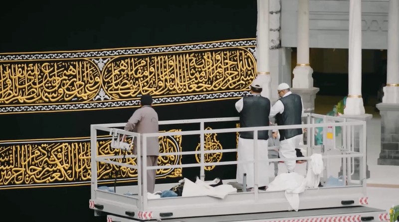 Sejumlah petugas mengganti Kiswah, kain sutra hitam yang menyelimuti Ka'bah di Masjidil Haram, Makkah, Arab Saudi, Senin (15/6/2026) malam waktu setempat, bertepatan dengan pergantian tahun Hijriah. (Tangkapan Layar Video Reuters/SAUDI PRESS AGENCY)