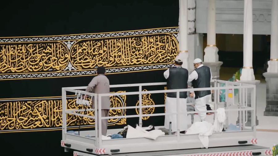Sejumlah petugas mengganti Kiswah, kain sutra hitam yang menyelimuti Ka'bah di Masjidil Haram, Makkah, Arab Saudi, Senin (15/6/2026) malam waktu setempat, bertepatan dengan pergantian tahun Hijriah.