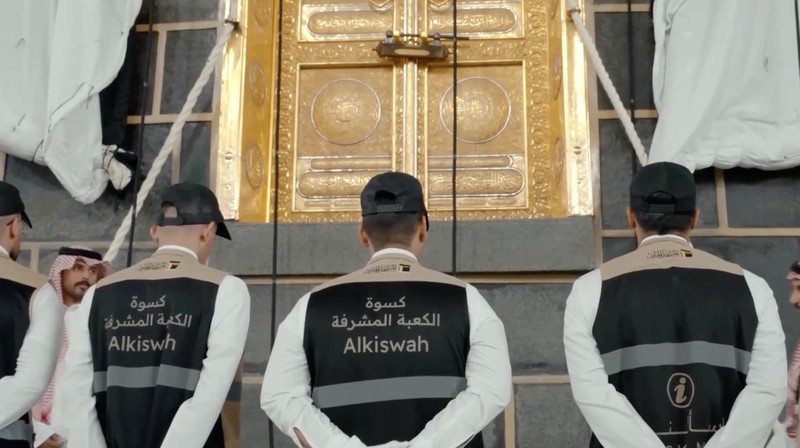 Sejumlah petugas mengganti Kiswah, kain sutra hitam yang menyelimuti Ka'bah di Masjidil Haram, Makkah, Arab Saudi, Senin (15/6/2026) malam waktu setempat, bertepatan dengan pergantian tahun Hijriah. (Tangkapan Layar Video Reuters/SAUDI PRESS AGENCY)