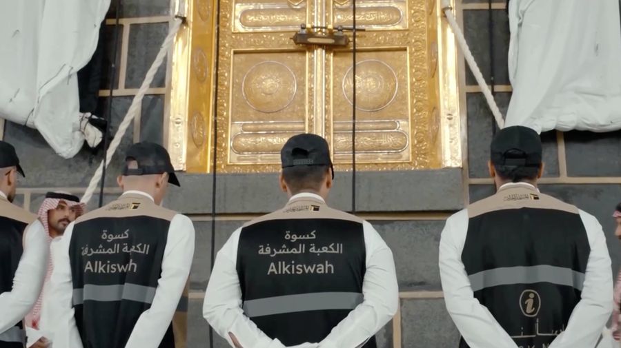 Sejumlah petugas mengganti Kiswah, kain sutra hitam yang menyelimuti Ka'bah di Masjidil Haram, Makkah, Arab Saudi, Senin (15/6/2026) malam waktu setempat, bertepatan dengan pergantian tahun Hijriah.