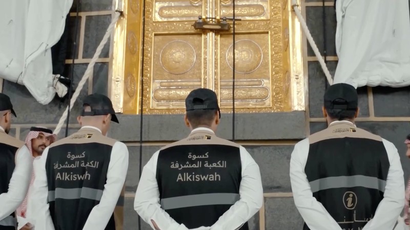 Sejumlah petugas mengganti Kiswah, kain sutra hitam yang menyelimuti Ka'bah di Masjidil Haram, Makkah, Arab Saudi, Senin (15/6/2026) malam waktu setempat, bertepatan dengan pergantian tahun Hijriah.