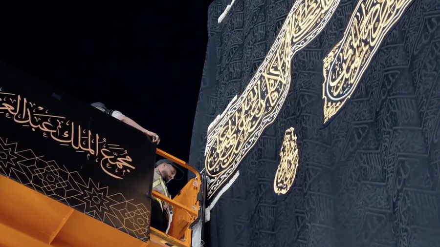 Sejumlah petugas mengganti Kiswah, kain sutra hitam yang menyelimuti Ka'bah di Masjidil Haram, Makkah, Arab Saudi, Senin (15/6/2026) malam waktu setempat, bertepatan dengan pergantian tahun Hijriah.