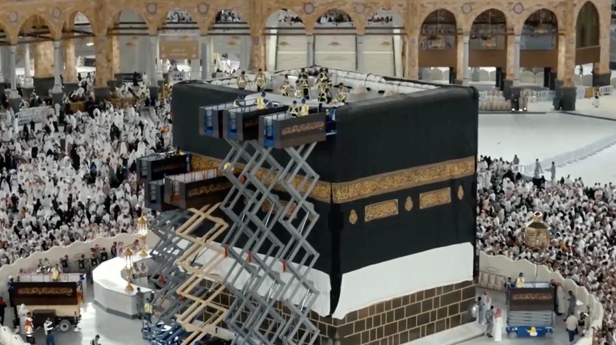 Sejumlah petugas mengganti Kiswah, kain sutra hitam yang menyelimuti Ka'bah di Masjidil Haram, Makkah, Arab Saudi, Senin (15/6/2026) malam waktu setempat, bertepatan dengan pergantian tahun Hijriah.
