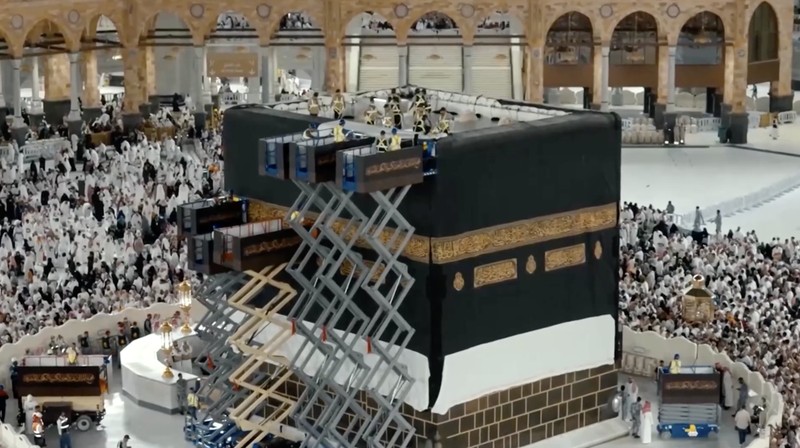 Sejumlah petugas mengganti Kiswah, kain sutra hitam yang menyelimuti Ka'bah di Masjidil Haram, Makkah, Arab Saudi, Senin (15/6/2026) malam waktu setempat, bertepatan dengan pergantian tahun Hijriah.