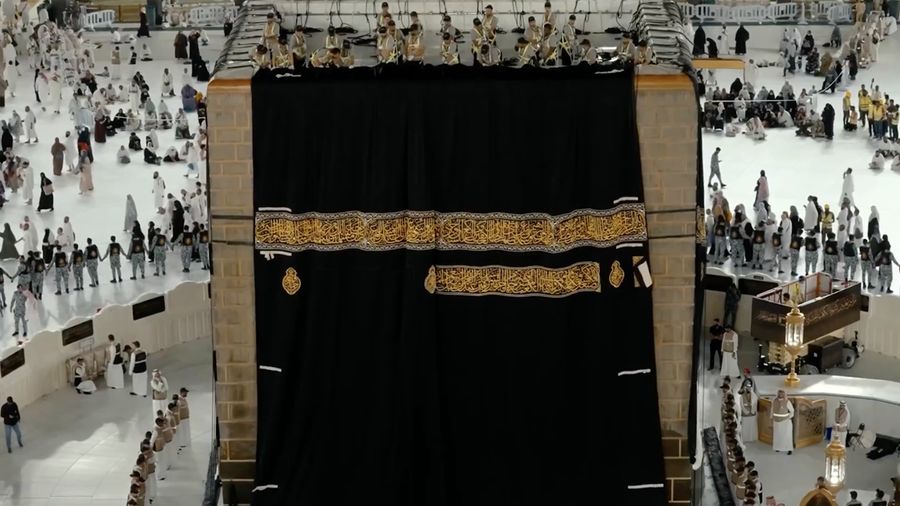Sejumlah petugas mengganti Kiswah, kain sutra hitam yang menyelimuti Ka'bah di Masjidil Haram, Makkah, Arab Saudi, Senin (15/6/2026) malam waktu setempat, bertepatan dengan pergantian tahun Hijriah.