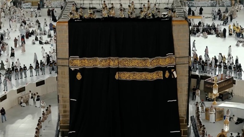 Sejumlah petugas mengganti Kiswah, kain sutra hitam yang menyelimuti Ka'bah di Masjidil Haram, Makkah, Arab Saudi, Senin (15/6/2026) malam waktu setempat, bertepatan dengan pergantian tahun Hijriah.
