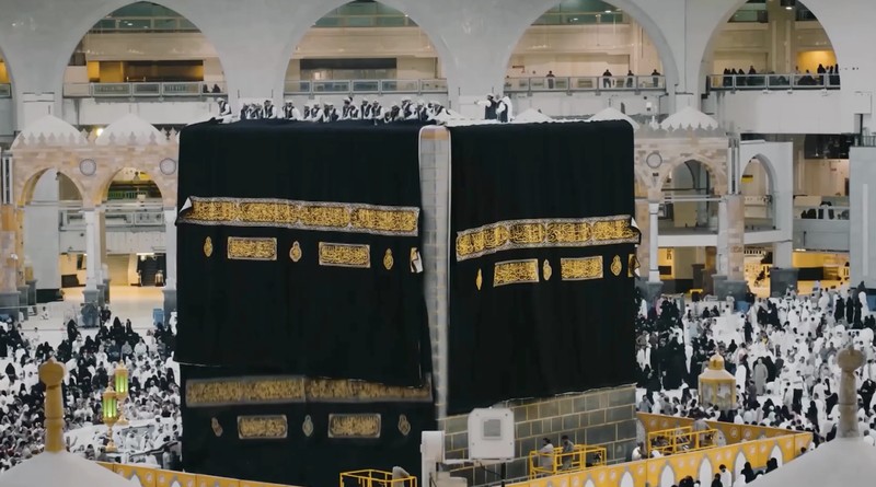 Sejumlah petugas mengganti Kiswah, kain sutra hitam yang menyelimuti Ka'bah di Masjidil Haram, Makkah, Arab Saudi, Senin (15/6/2026) malam waktu setempat, bertepatan dengan pergantian tahun Hijriah. (Tangkapan Layar Video Reuters/SAUDI PRESS AGENCY)