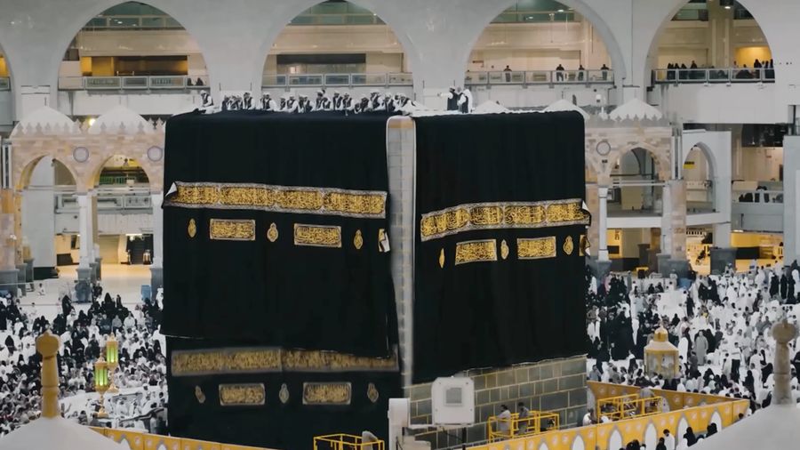 Sejumlah petugas mengganti Kiswah, kain sutra hitam yang menyelimuti Ka'bah di Masjidil Haram, Makkah, Arab Saudi, Senin (15/6/2026) malam waktu setempat, bertepatan dengan pergantian tahun Hijriah.