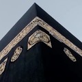 Sejumlah petugas mengganti Kiswah, kain sutra hitam yang menyelimuti Ka'bah di Masjidil Haram, Makkah, Arab Saudi, Senin (15/6/2026) malam waktu setempat, bertepatan dengan pergantian tahun Hijriah. (Tangkapan Layar Video Reuters/SAUDI PRESS AGENCY)