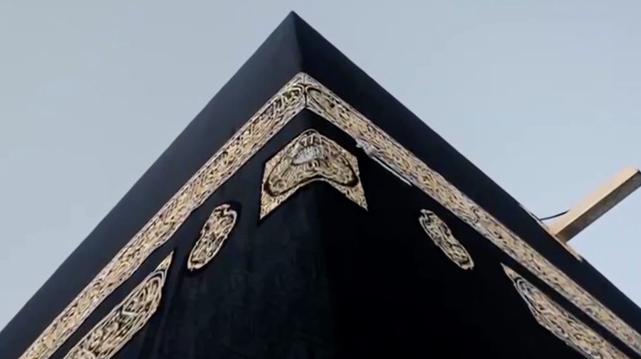Sejumlah petugas mengganti Kiswah, kain sutra hitam yang menyelimuti Ka'bah di Masjidil Haram, Makkah, Arab Saudi, Senin (15/6/2026) malam waktu setempat, bertepatan dengan pergantian tahun Hijriah.