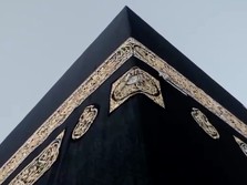 Sejumlah petugas mengganti Kiswah, kain sutra hitam yang menyelimuti Ka'bah di Masjidil Haram, Makkah, Arab Saudi, Senin (15/6/2026) malam waktu setempat, bertepatan dengan pergantian tahun Hijriah. (Tangkapan Layar Video Reuters/SAUDI PRESS AGENCY)