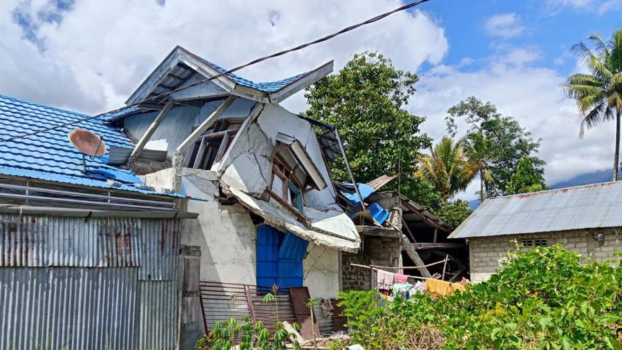 Sejumlah rumah warga mengalami kerusakan usai diguncang gempa bumi berkekuatan magnitudo 6,7 yang mengguncang Provinsi Sulawesi Tengah pada Selasa (16/6/2026).
