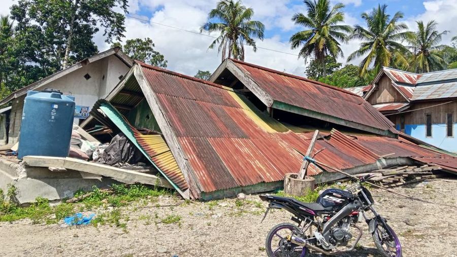Sejumlah rumah warga mengalami kerusakan usai diguncang gempa bumi berkekuatan magnitudo 6,7 yang mengguncang Provinsi Sulawesi Tengah pada Selasa (16/6/2026).