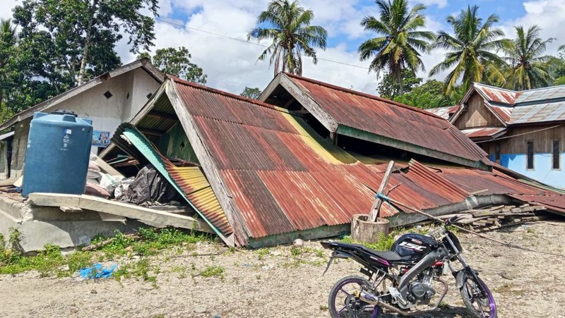 Sejumlah rumah warga mengalami kerusakan usai diguncang gempa bumi berkekuatan magnitudo 6,7 yang mengguncang Provinsi Sulawesi Tengah pada Selasa (16/6/2026).