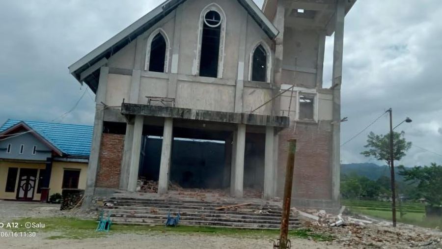 Sejumlah rumah warga mengalami kerusakan usai diguncang gempa bumi berkekuatan magnitudo 6,7 yang mengguncang Provinsi Sulawesi Tengah pada Selasa (16/6/2026).