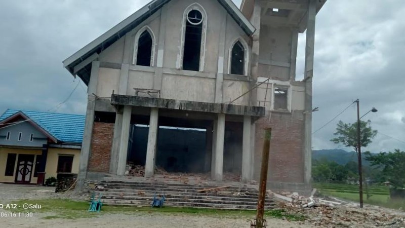 Sejumlah rumah warga mengalami kerusakan usai diguncang gempa bumi berkekuatan magnitudo 6,7 yang mengguncang Provinsi Sulawesi Tengah pada Selasa (16/6/2026).