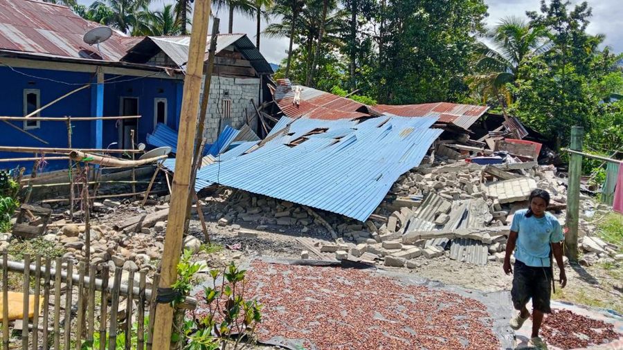 Sejumlah rumah warga mengalami kerusakan usai diguncang gempa bumi berkekuatan magnitudo 6,7 yang mengguncang Provinsi Sulawesi Tengah pada Selasa (16/6/2026).