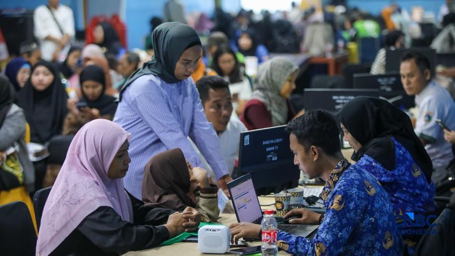 Petugas meberikan informasi kepada orang tua siswa pada posko pelayanan Sistem Penerimaan Murid Baru (SPMB) Tahun Ajaran 2026/2027 di SMAN 70 Jakarta, Rabu (17/6/2026). (CNBC Indonesia/Faisal Rahman)