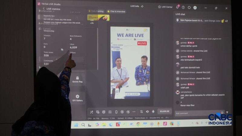 Petugas meberikan informasi kepada orang tua siswa pada posko pelayanan Sistem Penerimaan Murid Baru (SPMB) Tahun Ajaran 2026/2027 di SMAN 70 Jakarta, Rabu (17/6/2026). (CNBC Indonesia/Faisal Rahman)